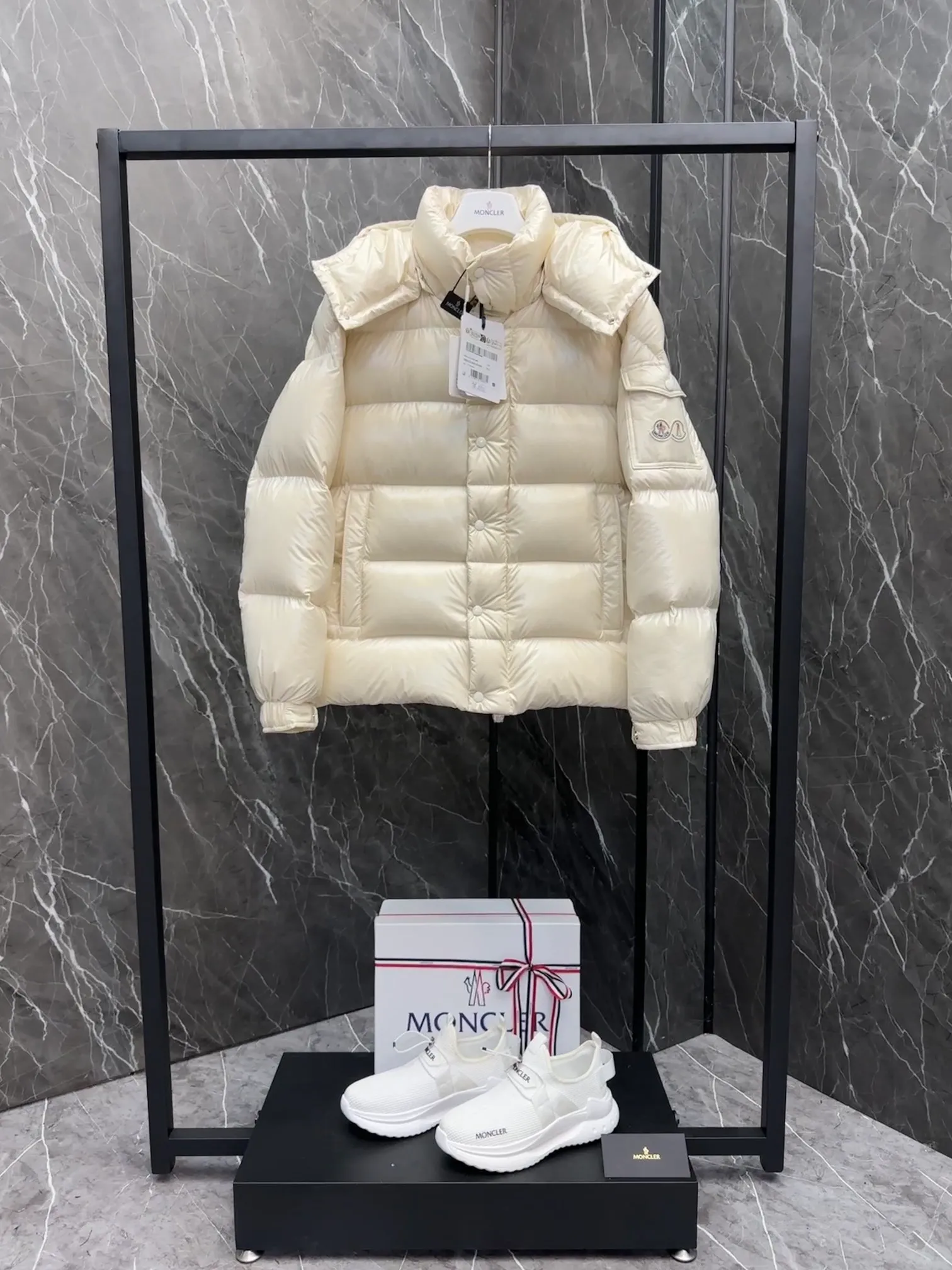 ⬆️Moncler Maya 70 . . Moncler 70 ， 。 ， ， Moncler Maya 70 。 ， 。 Antoni Tudisco 。 Moncler Maya 70 Moncler 70 ， ， 。 Classic ， 、 。 Classic 70 。 • • • • • ， • • • •Moncler Maya 70 Size: 1-5 . Cream White Pink Blue Gray Black D 9890065750